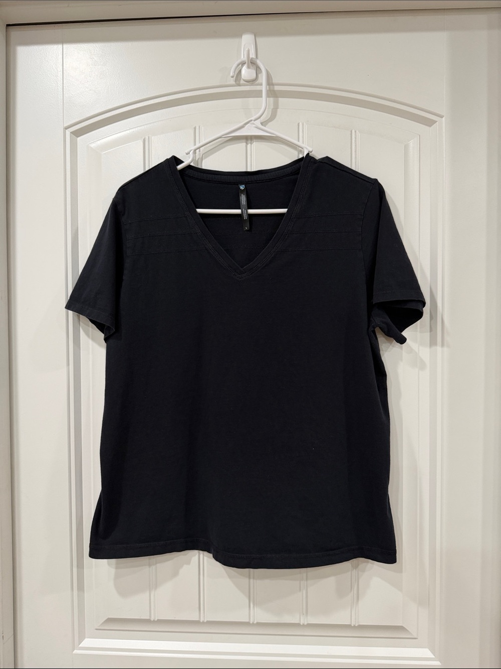 EUC Kuhl Women's Short Sleeve V-Neck Tee - Black